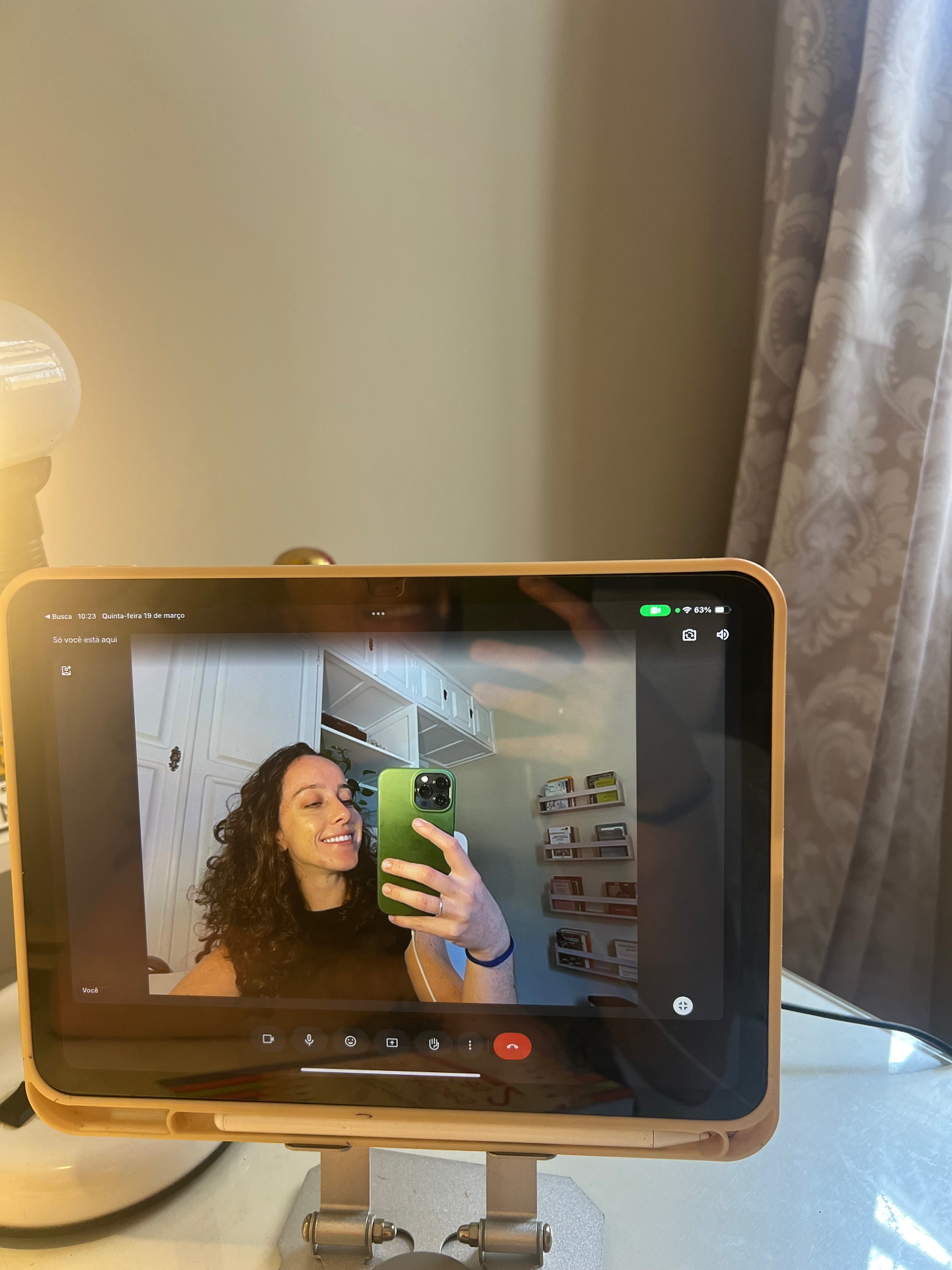 Patricia Reis em atendimento online via Google Meet em um tablet