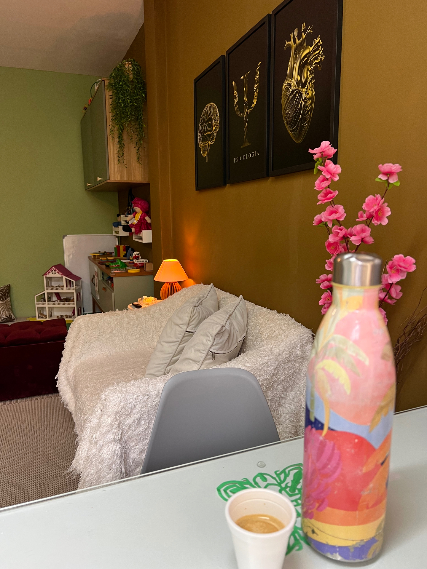 Consultório de psicologia em Itaipava, Petrópolis — ambiente acolhedor com poltrona, almofadas e decoração reservada